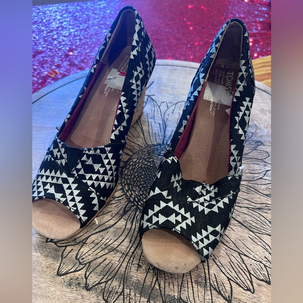 Tom’s Aztec black and white wedges 8 nwot